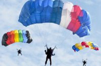 На фестивалі в Туреччині українська парашутистка дивом вижила після зіткнення в повітрі з іншим спортсменом