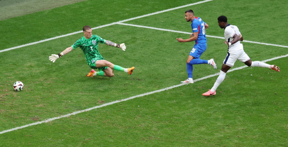 Іван Шранц зі Словаччини (по центру) забиває голкіперу збірної Англії Джордана Пікфорда (ліворуч) під час матчу 1/8 фіналу Євро-2024 між збірними Англії та Словаччини в Гельзенкірхені, Німеччина.