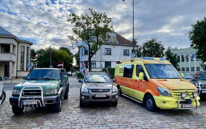 Країни Балтії відправили для потреб українських бійців понад 80 автомобілів