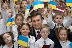 Украинские школьники подарили Януковичу латвийские варежки