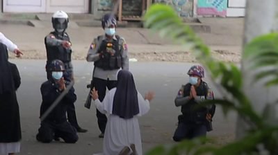 Католическая монахиня стоит на коленях перед полицией Мьянмы, чтобы защитить протестующих