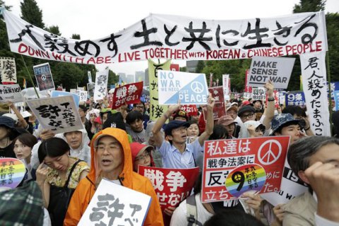 У здания японского парламента в Токио прошла многотысячная акция протеста