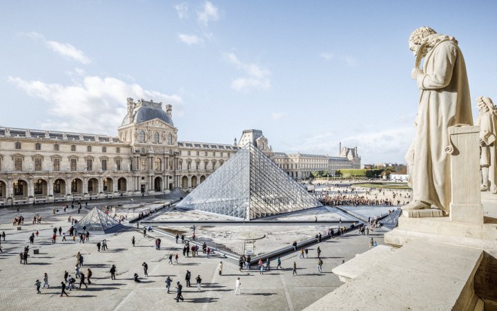 Злодії загубили викрадену з Лувру корону імператриці Євгенії біля музею