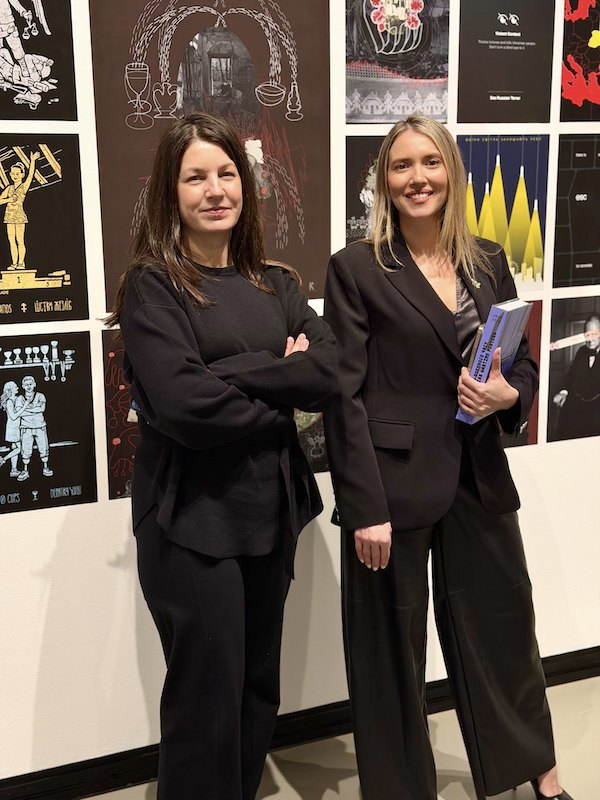 Керолін Гайл, докторка філософії, доцентка кафедри історії мистецтва університету Колгейт, та Олена Сперанська, кураторка виставки «Українські Плакати Воєнного Часу: 2022–2025. Шлях Спротиву»