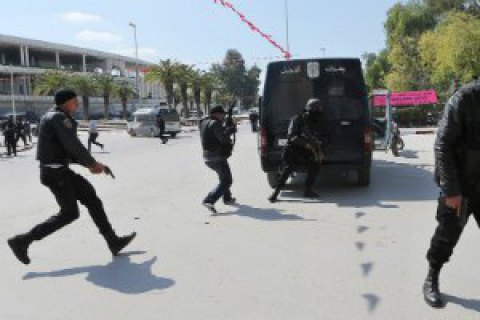 У Тунісі озброєний ножем ісламіст напав на поліцейських біля парламенту