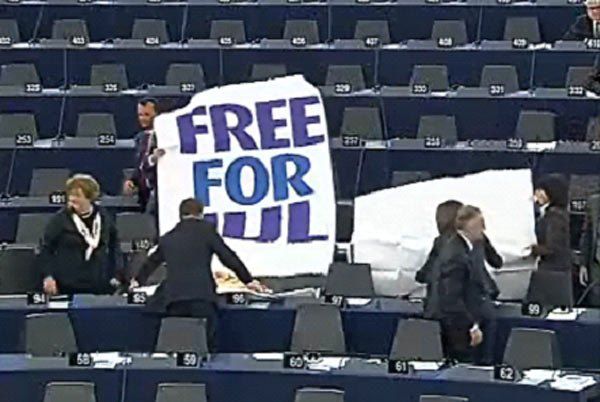 Депутаты Европарламента с плакатом <<Освободите Юлию>>
