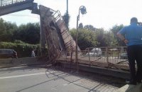В Киеве негабаритный груз снес мост на бывшую ж/д платформу "Оболонь"