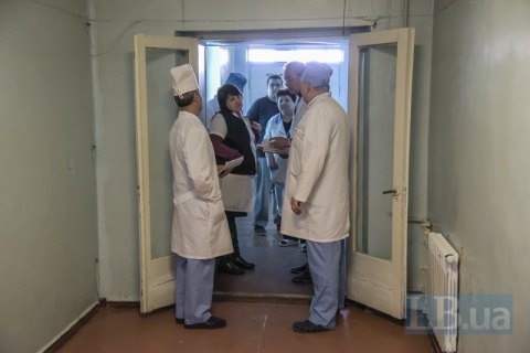 У Кам'янському група людей напала на лікаря в лікарні