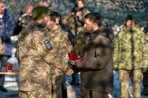 Зеленский наградил бойцов ООС и дал почетные названия воинским частям