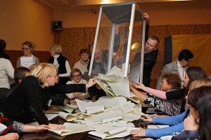 Замглавы окружкома в Донецкой области заявляет о полной фальсификации голосования