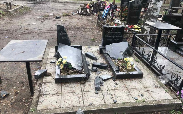 Из-за обстрелов оккупантов в Харькове повредили девять кладбищ (фото)