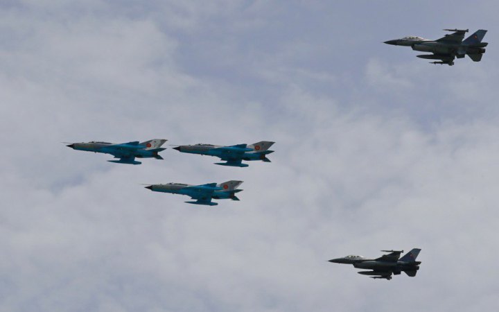 Данія затримує постачання перших F-16 для України