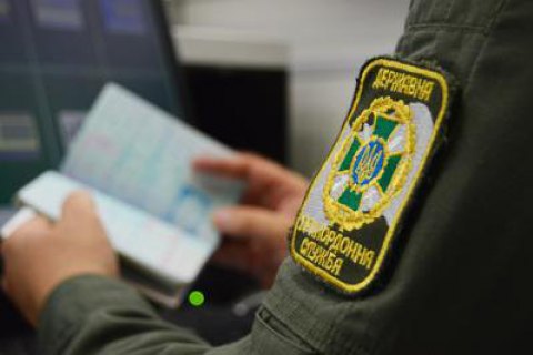 У пассажира автобуса сообщением Одесса-Москва пограничники обнаружили 10 паспортов