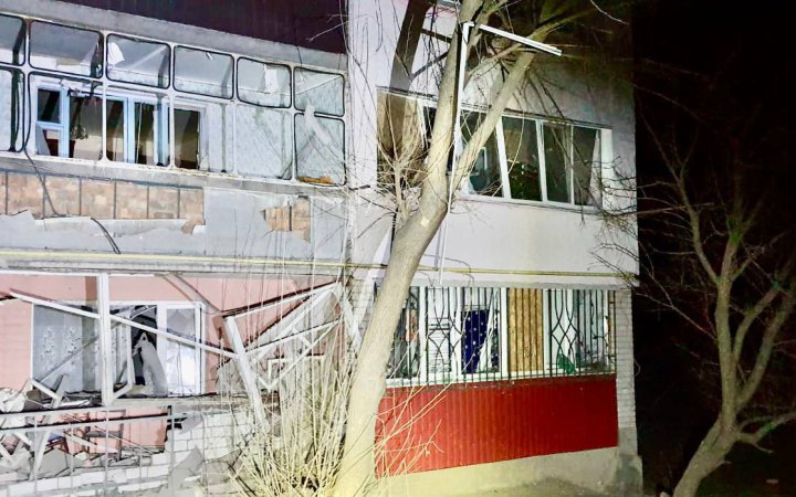 Унаслідок ворожого обстрілу Нікополя пошкоджено будинки, загорілася газова труба