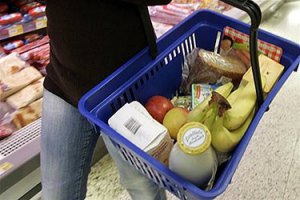 Половина россиян урезала расходы на продукты, - опрос