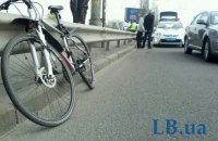 В Киеве автомобиль сбил велосипедиста
