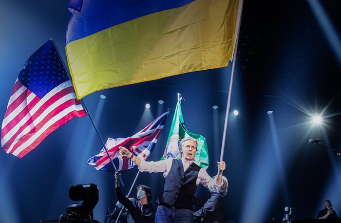 Пол Маккартні вийшов на сцену з прапором України на початку свого світового турне, Спокені, штат Вашингтон, 28 квітня 2022.