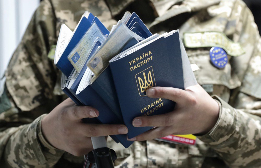 Український прикордонник перевіряє документи на українсько-польському пункті пропуску «Рава-Руська».