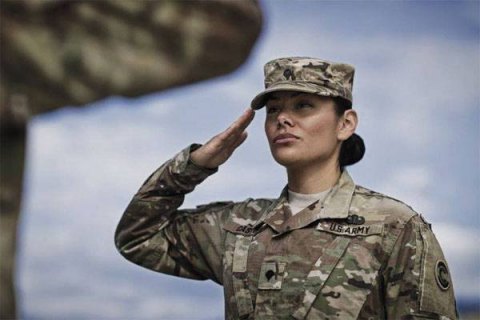 Женщинам-военным в США позволили заплетать косы и красить губы