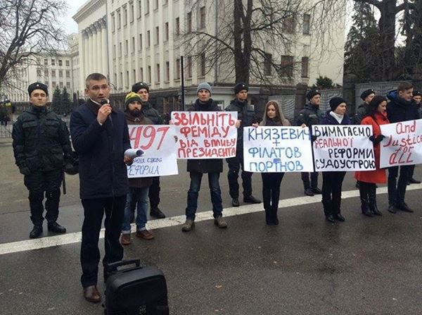 Роман Куйбіда під час акції проти президентського законопроекту про судоустрій