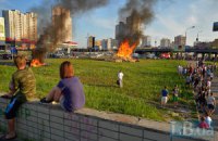  На Позняках активісти вже втретє спалили паркан забудовника