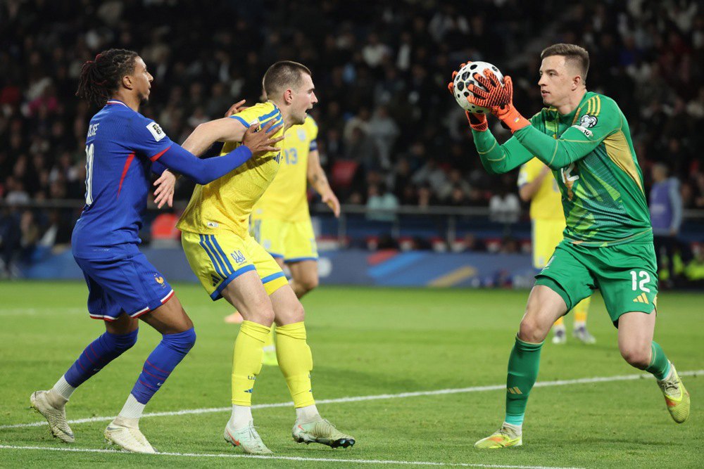 Анатолій Трубін зафіксував м'яч