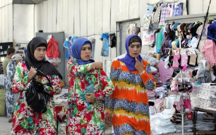 Президент Таджикистану підписав закон, який забороняє носити “чужий для нацкультури одяг”