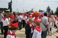 Донецькі школярі в очікуванні параду непритомніли