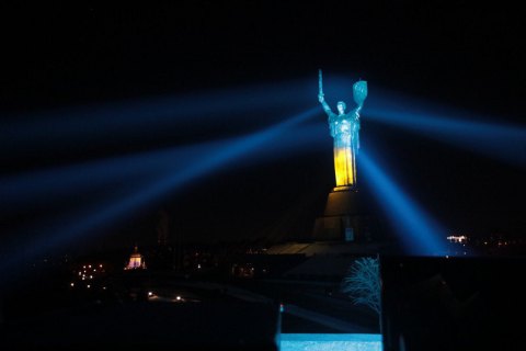У Києві кольорами державного прапора підсвітили монумент "Батьківщина-Матір"
