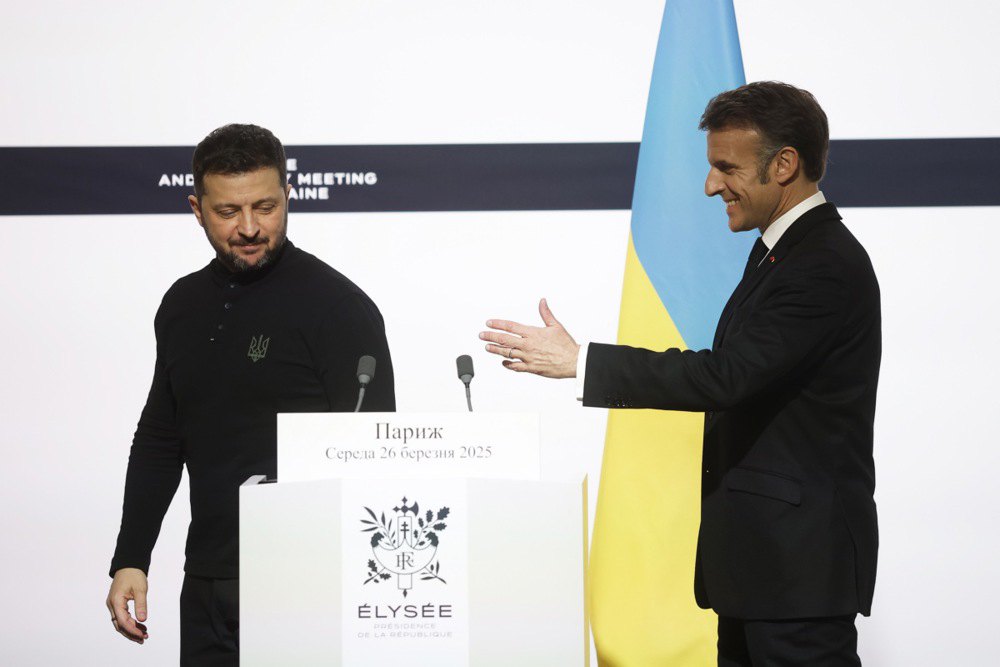 Президенти Франції та України Володимир Зеленський та Емманюель Макрон під час зустрічі в Парижі