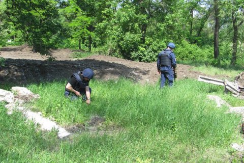 В Красногоровке на территории школы обнаружили мину и артснаряд