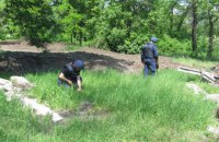 В Красногоровке на территории школы обнаружили мину и артснаряд