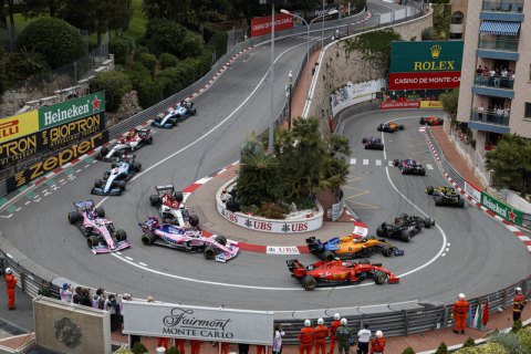 Два стюарда едва увернулись от несущегося болида в гонке Гран-При Монако