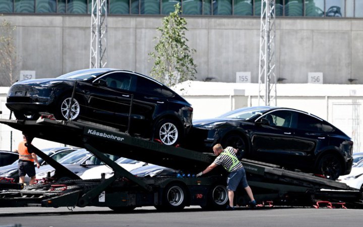 Tesla відкликає 2 мільйони автомобілів через проблеми з автопілотом