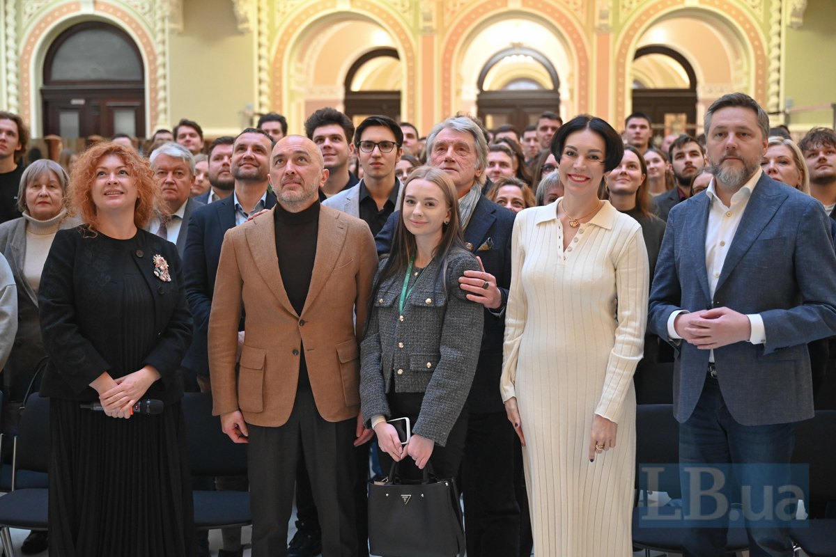 Загальне фото спікерів та учасників заходу