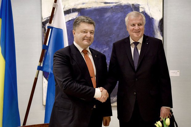 Президент Украины Петр Порошенко провел встречу с Премьер-министром Федеральной земли Бавария Хорстом Зеехофером в рамках визита
в Мюнхен