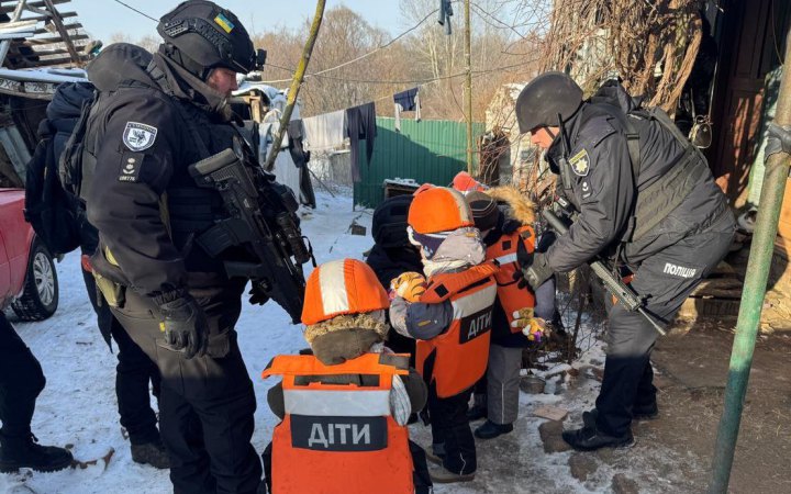 "Білий янгол" евакуював з прикордоння Сумщини родину з трьома дітьми