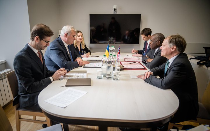 Сибіга зустрівся із очільником британського МЗС: говорили про порушення РФ припинення вогню