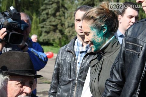 Сторонницы Королевской облились зеленкой "в знак солидарности" 