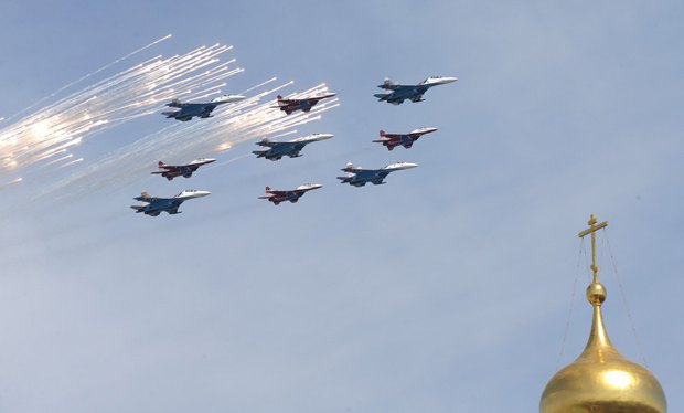 Истребители пролетают над Кремлем во время военного парада в Москве в 2015 г