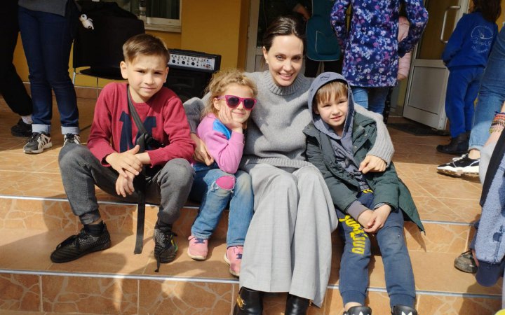 Джолі на Львівщині провідала постраждали від ракетного удару по вокзалу в Краматорську дітей