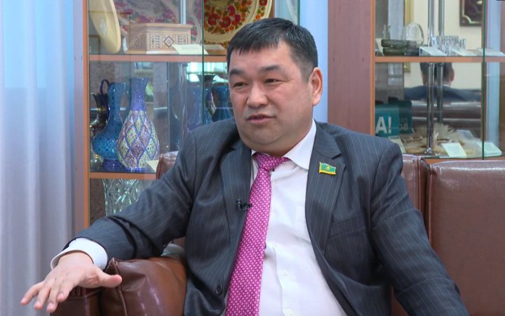 ​У Казахстані депутата вигнали з партії за підтримку війни в Україні
