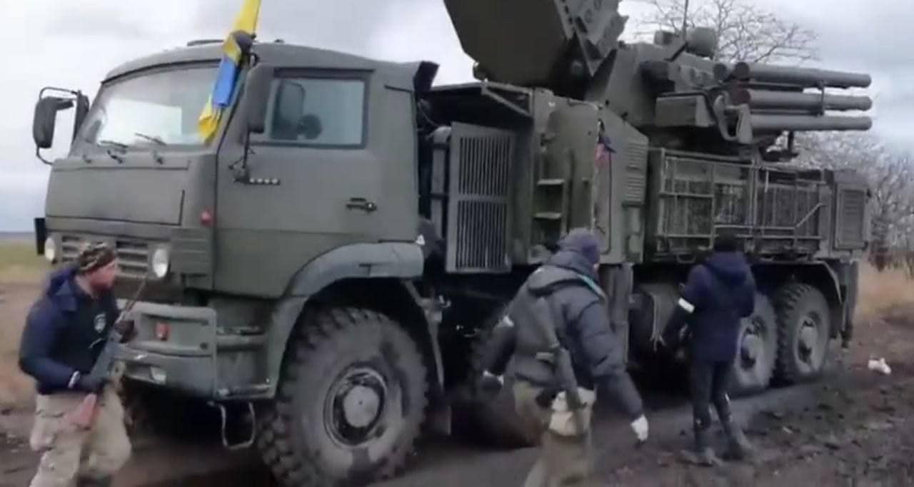 Російський ЗРГК «Панцирь-С1», захоплений українськими військовими та місцевими мешканцями, початок березня 2022 року