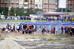 Киевляне защищают троещинскую "Яму" от рейдеров