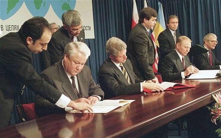  Підписання Будапештського меморандуму, 5 грудня 1994 року.