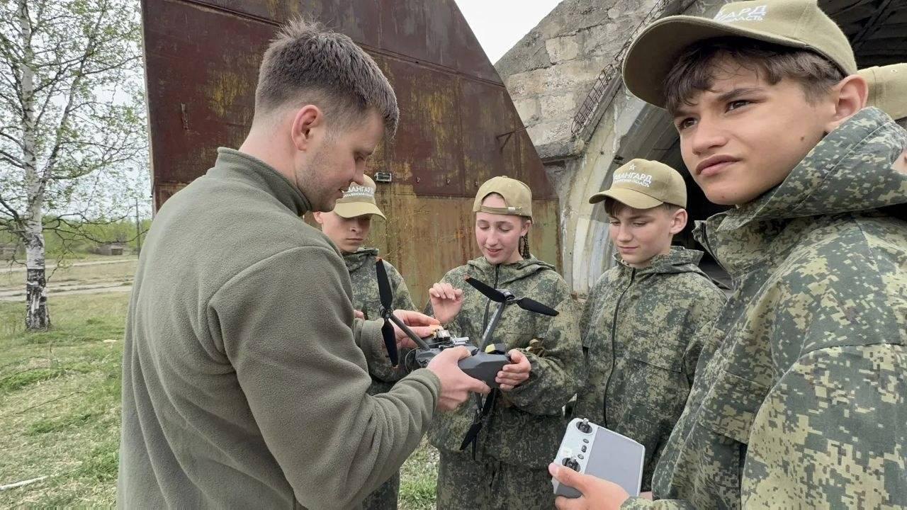 Дітей з тимчасово окупованих Донецька та Макіївки вивезли на російський острів Сахалін для участі у військово-патріотичному заході з початкового військового вишколу, червень 2026 р.