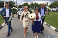 В аэропорт приехали мама и сестра Надежды Савченко (обновлено)