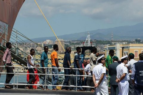 Италия потребовала от НПО прекратить помогать торговцам людьми