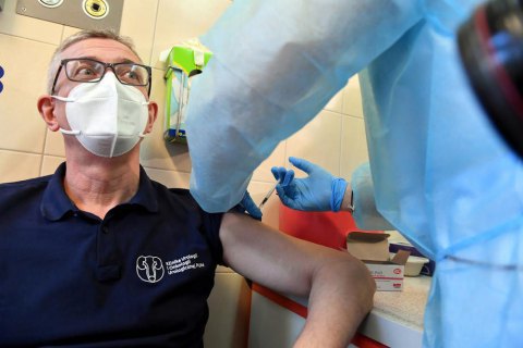 В Польше начали регистрировать на вакцинацию от ковида бустерной дозой