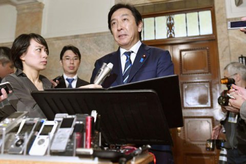 Японський міністр пішов у відставку через дині та бджолине молочко